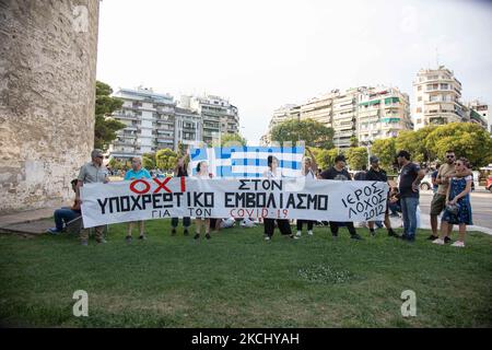 Hunderte von Menschen, weniger als die große vorherige Kundgebung, werden bei der Demonstration gegen den obligatorischen Impfstoff gesehen, die am Mittwoch, dem 28. Juli 2021, in Thessaloniki in Griechenland stattfand. Eine Woche nach dem massiven Protest gegen die obligatorische Impfung wird die Anti-Vaxx-Kampagne fortgesetzt, und eine große Gruppe protestiert auf den Straßen der Stadt Thessaloniki. Der Protest wurde über die sozialen Medien von Anti-Impfgläubigen organisiert. Nach Angaben der Gruppe nahmen mehr als 5000 Personen Teil, während die Polizei inoffiziell leicht etwa 2,000 Personen an der Demonstration schätzte. Wie die Stockfoto