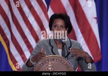 Der Bürgermeister von Washington DC, Muriel Bowser, spricht heute am 28. Juli 2021 bei einer Pressekonferenz zum Thema „Public Safety Update“ in der Old Council Chambers in Washington DC, USA, über die Pandemie von Covid 19 und die Verbrechensgewalt in der Hauptstadt. (Foto von Lenin Nolly/NurPhoto) Stockfoto