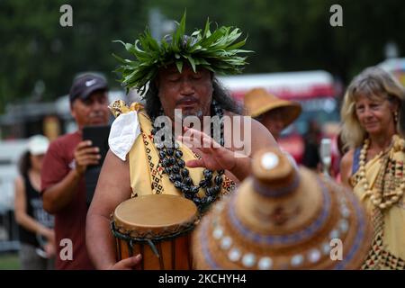 Ein unheilvoller Hawaiianer spielt am 29. Juli 2021 während einer Kundgebung in der National Mall in Washington, D.C. eine Trommel, um auf heilige Stätten und indigene Rechte aufmerksam zu machen (Foto: Bryan Olin Dozier/NurPhoto) Stockfoto