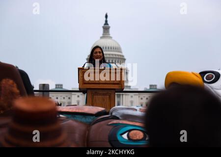 Der US-Innenminister, deb Haaland, spricht am 29. Juli 2021 bei der Segenszeremonie eines indigenen Totempols in Washington, D.C., während eine Gruppe von Bürgern und Stammesführern in der National Mall zusammenkommt, um Aufmerksamkeit und Maßnahmen auf heilige Stätten und indigene Rechte zu lenken (Foto von Bryan Olin Dozier/NurPhoto) Stockfoto