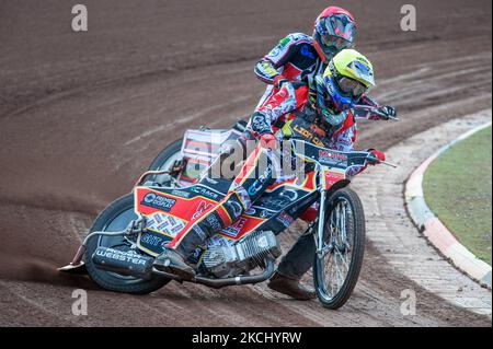 Tom Spencer (Gelb) führt Jack Parkinson-Blackburn (Rot) während des Spiels der National Development League zwischen Belle Vue Colts und Leicester Lion Cubs am Donnerstag, dem 29.. Juli 2021, im National Speedway Stadium in Manchester an. (Foto von Ian Charles/MI News/NurPhoto) Stockfoto