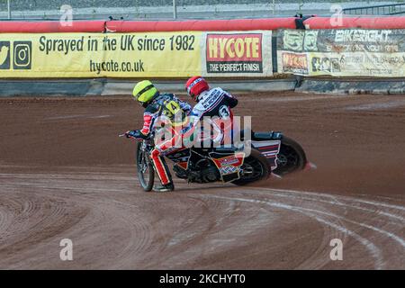 Jack Parkinson-Blackburn (Rot) übergibt Tom Spencer (Gelb) während des Spiels der National Development League zwischen Belle Vue Colts und Leicester Lion Cubs am Donnerstag, dem 29.. Juli 2021, im National Speedway Stadium in Manchester. (Foto von Ian Charles/MI News/NurPhoto) Stockfoto