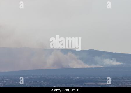 29/07/2021 Cuggioni, Oristano Italien. Die noch nicht vollständig erloschenen Waldbrände erzeugen kleine Brände, die von den umliegenden Hügeln aus sichtbar sind. Viele Brände sind im zentralen Teil Sardiniens, in der Provinz Oristano, ausgebrochen und haben Hunderte von Menschen aus ihren Häusern gezwungen. (Foto von Mauro Ujetto/NurPhoto) Stockfoto