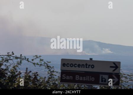 29/07/2021 Cuggioni, Oristano Italien. Die noch nicht vollständig erloschenen Waldbrände erzeugen kleine Brände, die von den umliegenden Hügeln aus sichtbar sind. Viele Brände sind im zentralen Teil Sardiniens, in der Provinz Oristano, ausgebrochen und haben Hunderte von Menschen aus ihren Häusern gezwungen. (Foto von Mauro Ujetto/NurPhoto) Stockfoto