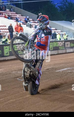 Jack Parkinson-Blackburn Wheelies während des Spiels der National Development League zwischen Belle Vue Colts und Leicester Lion Cubs im National Speedway Stadium, Manchester, am Donnerstag, 29.. Juli 2021. (Foto von Ian Charles/MI News/NurPhoto) Stockfoto