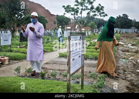 Am 30. Juli 2021 beten Verwandte auf dem öffentlichen Friedhof Covid-19 in Dhaka, Bangladesch. (Foto von Syed Mahamudur Rahman/NurPhoto) Stockfoto