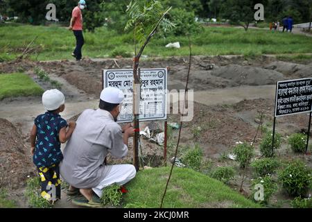 Am 30. Juli 2021 beten Verwandte auf dem öffentlichen Friedhof Covid-19 in Dhaka, Bangladesch. (Foto von Syed Mahamudur Rahman/NurPhoto) Stockfoto