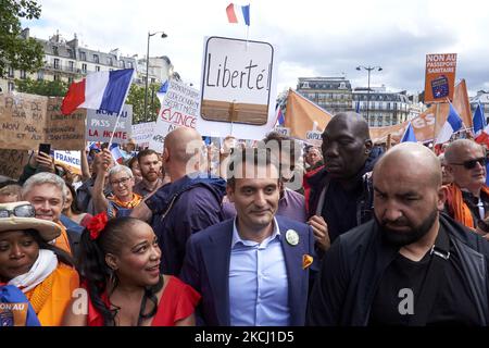 Florian Philippot, der Vorsitzende der französischen nationalistischen Partei „Les Patriotes“ (die Patrioten), während einer Demonstration im Rahmen eines nationalen Protesttages gegen die französische Gesetzgebung, der am 31. Juli 2021 in Paris einen Covid-19-Gesundheitsausweis für den Besuch eines Cafés, das Einsteigen eines Flugzeugs oder die Fahrt mit einem Zug zwischen den Städten vorschreibt. (Foto von Adnan Farzat/NurPhoto) Stockfoto