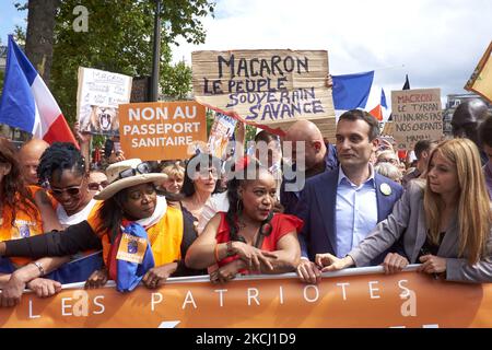 Florian Philippot, der Vorsitzende der französischen nationalistischen Partei „Les Patriotes“ (die Patrioten), während einer Demonstration im Rahmen eines nationalen Protesttages gegen die französische Gesetzgebung, der am 31. Juli 2021 in Paris einen Covid-19-Gesundheitsausweis für den Besuch eines Cafés, das Einsteigen eines Flugzeugs oder die Fahrt mit einem Zug zwischen den Städten vorschreibt. (Foto von Adnan Farzat/NurPhoto) Stockfoto