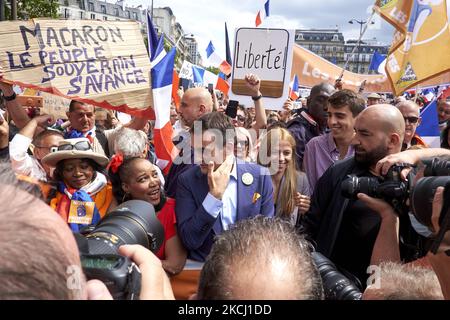 Florian Philippot, der Vorsitzende der französischen nationalistischen Partei „Les Patriotes“ (die Patrioten), während einer Demonstration im Rahmen eines nationalen Protesttages gegen die französische Gesetzgebung, der am 31. Juli 2021 in Paris einen Covid-19-Gesundheitsausweis für den Besuch eines Cafés, das Einsteigen eines Flugzeugs oder die Fahrt mit einem Zug zwischen den Städten vorschreibt. (Foto von Adnan Farzat/NurPhoto) Stockfoto