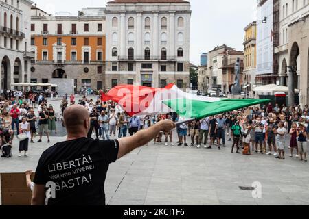 No Vax und Free Vax sammeln sich am zweiten Wochenende in Folge gegen die Nutzung des grünen Passes und die Einschränkungen, die die Ungeimpften am 30. Juli 2021 in Brescia, Italien, treffen werden. Der Gesundheitsausweis, der „Grüne Pass“, ist ab dem 6.. August 2021 obligatorisch, um Zugang zu Museen, Kinos, Fitnessstudios, Schwimmbädern, Sportstadien und Indoor-Tischen in Restaurants und Bars zu erhalten. Der Pass wird zeigen, dass die Menschen in den letzten 48h geimpft, negativ getestet oder von Covid-19 erholt wurden. (Foto von Stefano Nicoli/NurPhoto) Stockfoto