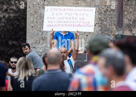 No Vax und Free Vax sammeln sich am zweiten Wochenende in Folge gegen die Nutzung des grünen Passes und die Einschränkungen, die die Ungeimpften am 30. Juli 2021 in Brescia, Italien, treffen werden. Der Gesundheitsausweis, der „Grüne Pass“, ist ab dem 6.. August 2021 obligatorisch, um Zugang zu Museen, Kinos, Fitnessstudios, Schwimmbädern, Sportstadien und Indoor-Tischen in Restaurants und Bars zu erhalten. Der Pass wird zeigen, dass die Menschen in den letzten 48h geimpft, negativ getestet oder von Covid-19 erholt wurden. (Foto von Stefano Nicoli/NurPhoto) Stockfoto