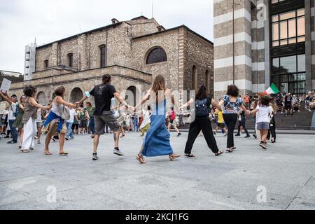 No Vax und Free Vax sammeln sich am zweiten Wochenende in Folge gegen die Nutzung des grünen Passes und die Einschränkungen, die die Ungeimpften am 30. Juli 2021 in Brescia, Italien, treffen werden. Der Gesundheitsausweis, der „Grüne Pass“, ist ab dem 6.. August 2021 obligatorisch, um Zugang zu Museen, Kinos, Fitnessstudios, Schwimmbädern, Sportstadien und Indoor-Tischen in Restaurants und Bars zu erhalten. Der Pass wird zeigen, dass die Menschen in den letzten 48h geimpft, negativ getestet oder von Covid-19 erholt wurden. (Foto von Stefano Nicoli/NurPhoto) Stockfoto