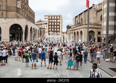 No Vax und Free Vax sammeln sich am zweiten Wochenende in Folge gegen die Nutzung des grünen Passes und die Einschränkungen, die die Ungeimpften am 30. Juli 2021 in Brescia, Italien, treffen werden. Der Gesundheitsausweis, der „Grüne Pass“, ist ab dem 6.. August 2021 obligatorisch, um Zugang zu Museen, Kinos, Fitnessstudios, Schwimmbädern, Sportstadien und Indoor-Tischen in Restaurants und Bars zu erhalten. Der Pass wird zeigen, dass die Menschen in den letzten 48h geimpft, negativ getestet oder von Covid-19 erholt wurden. (Foto von Stefano Nicoli/NurPhoto) Stockfoto