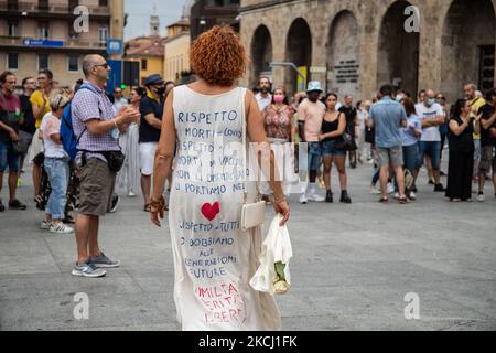 No Vax und Free Vax sammeln sich am zweiten Wochenende in Folge gegen die Nutzung des grünen Passes und die Einschränkungen, die die Ungeimpften am 30. Juli 2021 in Brescia, Italien, treffen werden. Der Gesundheitsausweis, der „Grüne Pass“, ist ab dem 6.. August 2021 obligatorisch, um Zugang zu Museen, Kinos, Fitnessstudios, Schwimmbädern, Sportstadien und Indoor-Tischen in Restaurants und Bars zu erhalten. Der Pass wird zeigen, dass die Menschen in den letzten 48h geimpft, negativ getestet oder von Covid-19 erholt wurden. (Foto von Stefano Nicoli/NurPhoto) Stockfoto