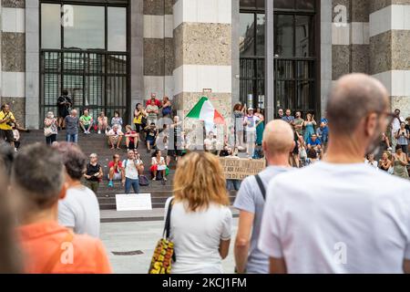 No Vax und Free Vax sammeln sich am zweiten Wochenende in Folge gegen die Nutzung des grünen Passes und die Einschränkungen, die die Ungeimpften am 30. Juli 2021 in Brescia, Italien, treffen werden. Der Gesundheitsausweis, der „Grüne Pass“, ist ab dem 6.. August 2021 obligatorisch, um Zugang zu Museen, Kinos, Fitnessstudios, Schwimmbädern, Sportstadien und Indoor-Tischen in Restaurants und Bars zu erhalten. Der Pass wird zeigen, dass die Menschen in den letzten 48h geimpft, negativ getestet oder von Covid-19 erholt wurden. (Foto von Stefano Nicoli/NurPhoto) Stockfoto