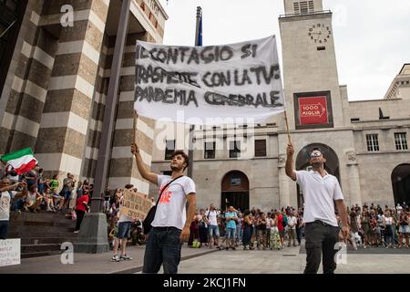 No Vax und Free Vax sammeln sich am zweiten Wochenende in Folge gegen die Nutzung des grünen Passes und die Einschränkungen, die die Ungeimpften am 30. Juli 2021 in Brescia, Italien, treffen werden. Der Gesundheitsausweis, der „Grüne Pass“, ist ab dem 6.. August 2021 obligatorisch, um Zugang zu Museen, Kinos, Fitnessstudios, Schwimmbädern, Sportstadien und Indoor-Tischen in Restaurants und Bars zu erhalten. Der Pass wird zeigen, dass die Menschen in den letzten 48h geimpft, negativ getestet oder von Covid-19 erholt wurden. (Foto von Stefano Nicoli/NurPhoto) Stockfoto