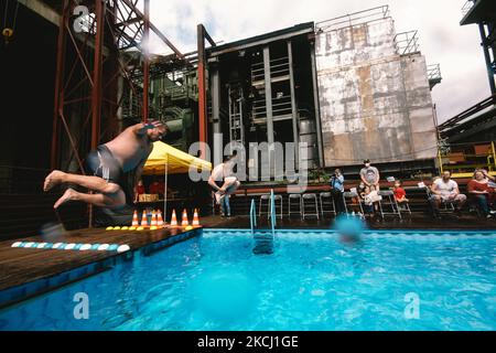 Am 31. Juli 2021, aufgrund der Coronavirus-Pandemie, organisiert die Stiftung Zollverein dieses Jahr mit einer begrenzten Anzahl von Teilnehmern und Publikum den Schwimmwettbewerb „Werksschwimmbad“ in Zeche Zollverein, Essen. (Foto von Ying Tang/NurPhoto) Stockfoto