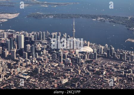 Luftaufnahme der Stadt Toronto in Ontario, Kanada, am 26. August 2012. Die hier gezeigten Wolkenkratzer in der Innenstadt sind die bemerkenswerten Wahrzeichen des CN Tower und des Skydome Stadions. (Foto von Creative Touch Imaging Ltd./NurPhoto) Stockfoto