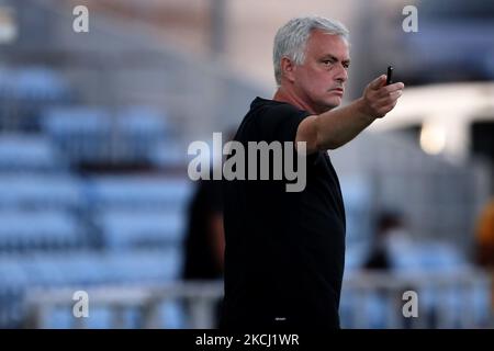 ALS Roma-Cheftrainer Jose Mourinho am 31. Juli 2021 während eines internationalen, clubfreundlichen Fußballspiels zwischen AS Roma und dem FC Sevilla im Algarve-Stadion in Loule, Portugal, die Gesten anführt. (Foto von Pedro FiÃºza/NurPhoto) Stockfoto