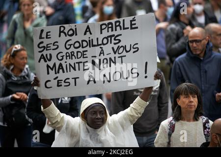 Eine Frau hält ein Plakat mit der Aufschrift „der König sprach, seine Ja-Männer sind aufmerksam. Jetzt sind wir an der Reihe !' Tausende Demonstranten gingen nach Macrons Rede am 12.. Juli in Toulouse gegen die fast obligatorische Impfung und gegen den Gesundheitspass auf die Straße, wie in mehr als 150 Städten in ganz Frankreich. Macron kündigte an, dass der Gesundheitspass obligatorisch sein wird, um an öffentlichen Orten wie Cafés, Theatern, Konzertsälen, Kinos, Einkaufszentren, Öffentliche Verkehrsmittel und sogar Krankenhäuser, sofern keine kritische Situation besteht usw. die Verzögerung zwischen dem ersten Jab und der Bevormunung des Gesundheitszustands wird fünf Wochen betragen. Aber das Prohi Stockfoto