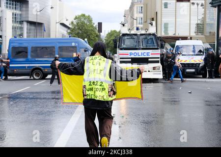 Gelbwesten Demonstranten vor der Polizei während der Demonstration gegen den Gesundheitspass in Paris, Frankreich, am 31. Juli 2021. Eine beeindruckende Polizeipräsenz zur Überwachung der Demonstration führte zu zahlreichen Spannungen mit einigen Demonstranten. Die Demonstranten wurden auf dem Place de la Bastile, dem Ankunftspunkt der Demonstration, für mehr als zwei Stunden gesperrt, bei dieser Gelegenheit kam es zu zahlreichen Zusammenstößen zwischen Polizei und Demonstranten. (Foto von Vincent Koebel/NurPhoto) Stockfoto