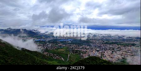 Eine Luftaufnahme der Stadt Ajmer während der Wolken Hover über während der Monsun-Saison in Ajmer, Rajasthan, Indien, am 1.. August 2021. (Foto von Himanshu Sharma/NurPhoto) Stockfoto