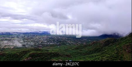 Eine Luftaufnahme der Stadt Ajmer während der Wolken Hover über während der Monsun-Saison in Ajmer, Rajasthan, Indien, am 1.. August 2021. (Foto von Himanshu Sharma/NurPhoto) Stockfoto