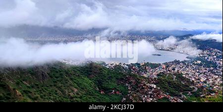 Eine Luftaufnahme der Stadt Ajmer während der Wolken Hover über während der Monsun-Saison in Ajmer, Rajasthan, Indien, am 1.. August 2021. (Foto von Himanshu Sharma/NurPhoto) Stockfoto