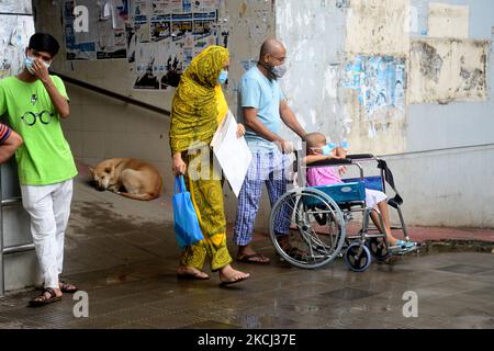 Ein Verwandter transportiert am 1. August 2021 einen Covid-19-Patienten ins Dhaka Medical College Hospital zur Aufnahme in die Behandlung während der Coronavirus-Pandemie in Dhaka, Bangladesch (Foto: Mamunur Rashid/NurPhoto) Stockfoto