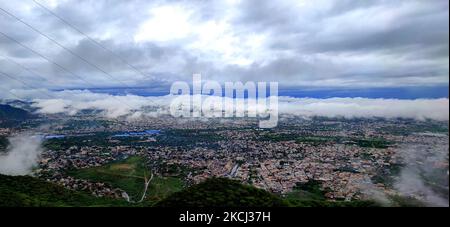 Eine Luftaufnahme der Stadt Ajmer während der Wolken Hover über während der Monsun-Saison in Ajmer, Rajasthan, Indien, am 1.. August 2021. (Foto von Himanshu Sharma/NurPhoto) Stockfoto