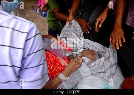 Ein Verwandter transportiert am 1. August 2021 einen Covid-19-Patienten ins Dhaka Medical College Hospital zur Aufnahme in die Behandlung während der Coronavirus-Pandemie in Dhaka, Bangladesch (Foto: Mamunur Rashid/NurPhoto) Stockfoto