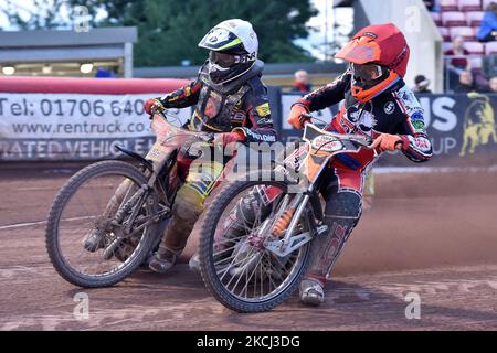 Connor Coles von Belle Vue Cool Running Colts tusles mit Dan Thompson von Leicester Lion Cubs während des Spiels der National Development League zwischen Belle Vue Aces und Leicester Lion Cubs im National Speedway Stadium, Manchester, am Donnerstag, den 29.. Juli 2021. (Foto von Eddie Garvey/MI News/NurPhoto) Stockfoto