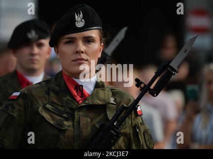 Soldaten der Mechanisierten Brigade von Lublin aus dem Jahr 19. während der Zeremonie zum Gedenken an den 77.. Jahrestag des Warschauer Aufstands im Zentrum von Lublin. Am Sonntag, den 1. August 2021, in Lublin, Woiwodschaft Lublin, Polen. (Foto von Artur Widak/NurPhoto) Stockfoto