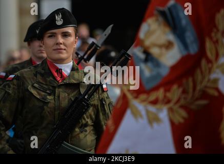 Soldaten der Mechanisierten Brigade von Lublin aus dem Jahr 19. während der Zeremonie zum Gedenken an den 77.. Jahrestag des Warschauer Aufstands im Zentrum von Lublin. Am Sonntag, den 1. August 2021, in Lublin, Woiwodschaft Lublin, Polen. (Foto von Artur Widak/NurPhoto) Stockfoto