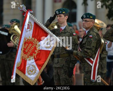 Soldaten der Mechanisierten Brigade von Lublin aus dem Jahr 19. während der Zeremonie zum Gedenken an den 77.. Jahrestag des Warschauer Aufstands im Zentrum von Lublin. Am Sonntag, den 1. August 2021, in Lublin, Woiwodschaft Lublin, Polen. (Foto von Artur Widak/NurPhoto) Stockfoto