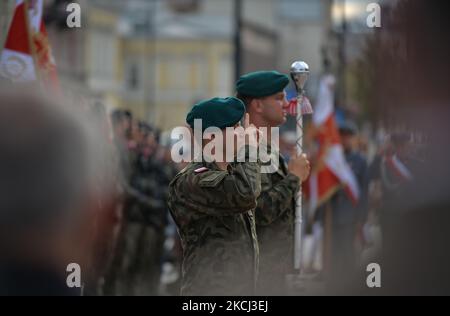 Soldaten der Mechanisierten Brigade von Lublin aus dem Jahr 19. während der Zeremonie zum Gedenken an den 77.. Jahrestag des Warschauer Aufstands im Zentrum von Lublin. Am Sonntag, den 1. August 2021, in Lublin, Woiwodschaft Lublin, Polen. (Foto von Artur Widak/NurPhoto) Stockfoto