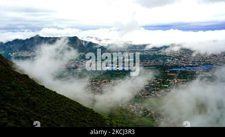 Eine Luftaufnahme der Stadt Ajmer während der Wolken Hover über während der Monsun-Saison in Ajmer, Rajasthan, Indien, am 1.. August 2021. (Foto von Himanshu Sharma/NurPhoto) Stockfoto