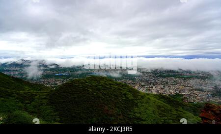 Eine Luftaufnahme der Stadt Ajmer während der Wolken Hover über während der Monsun-Saison in Ajmer, Rajasthan, Indien, am 1.. August 2021. (Foto von Himanshu Sharma/NurPhoto) Stockfoto