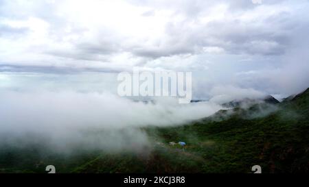 Eine Luftaufnahme der Stadt Ajmer während der Wolken Hover über während der Monsun-Saison in Ajmer, Rajasthan, Indien, am 1.. August 2021. (Foto von Himanshu Sharma/NurPhoto) Stockfoto
