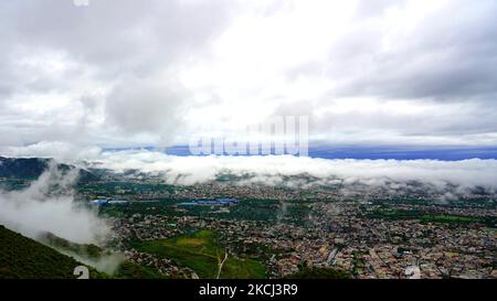 Eine Luftaufnahme der Stadt Ajmer während der Wolken Hover über während der Monsun-Saison in Ajmer, Rajasthan, Indien, am 1.. August 2021. (Foto von Himanshu Sharma/NurPhoto) Stockfoto