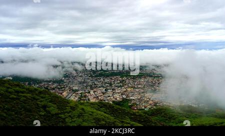 Eine Luftaufnahme der Stadt Ajmer während der Wolken Hover über während der Monsun-Saison in Ajmer, Rajasthan, Indien, am 1.. August 2021. (Foto von Himanshu Sharma/NurPhoto) Stockfoto