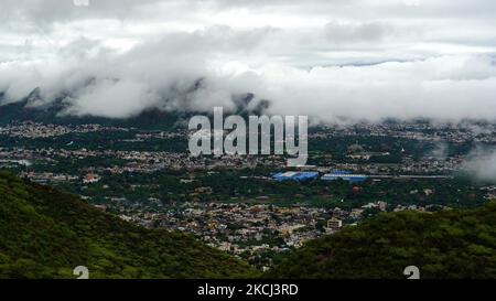 Eine Luftaufnahme der Stadt Ajmer während der Wolken Hover über während der Monsun-Saison in Ajmer, Rajasthan, Indien, am 1.. August 2021. (Foto von Himanshu Sharma/NurPhoto) Stockfoto