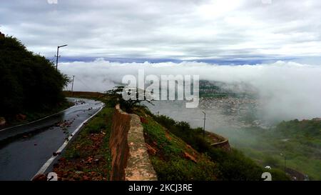 Eine Luftaufnahme der Stadt Ajmer während der Wolken Hover über während der Monsun-Saison in Ajmer, Rajasthan, Indien, am 1.. August 2021. (Foto von Himanshu Sharma/NurPhoto) Stockfoto