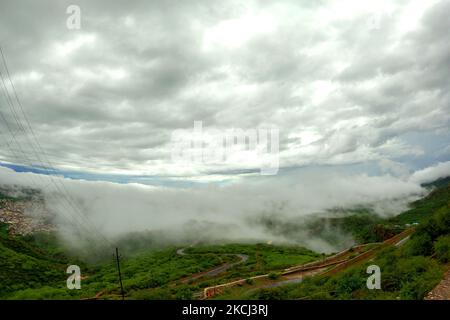 Eine Luftaufnahme der Stadt Ajmer während der Wolken Hover über während der Monsun-Saison in Ajmer, Rajasthan, Indien, am 1.. August 2021. (Foto von Himanshu Sharma/NurPhoto) Stockfoto