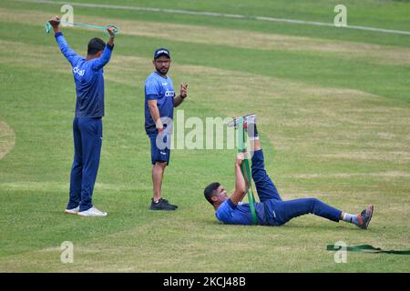 Bangladeshs Cricket-Spieler Taskin Ahmed (R) während der Trainingseinheit im Sher e Bangla National Cricket Stadium in Dhaka, Bangladesch am 2. August 2021. Vor dem Cricket-Spiel T20 gegen Australien. (Foto von Zabed Hasnain Chowdhury/NurPhoto) Stockfoto