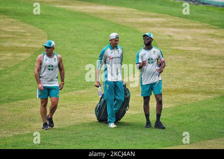 Der australische Cricket-Coach Justin langer (L) und Ashton Agar (M) während der Trainingseinheit im Sher e Bangla National Cricket Stadium in Dhaka, Bangladesch, am 2. August 2021. Im Vorfeld des Cricket-Spiels T20 gegen Bangladesch. (Foto von Zabed Hasnain Chowdhury/NurPhoto) Stockfoto