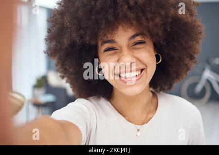 Portrait, Heim und Selfie von Afro-Frau mit Bild für Social Media, Urlaub und Wochenende. Schönheit, Lächeln und Gesicht einer jungen Frau in einer Wohnung Stockfoto