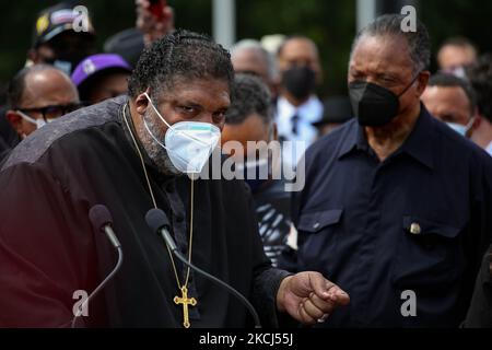 Reverend William Barber II. Spricht während Rev. Jesse Jackson, rechts, auf die Moralmontagsdemonstration der Poor People's Campaign und die zivile Ungehorsam-Aktion in der Nähe des US-Kapitols in Washington, D.C., am 2. August 2021 (Foto: Bryan Olin Dozier/NurPhoto) Stockfoto