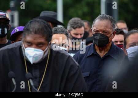 Reverend Jesse Jackson hört Reverend William Barber II. Bei der Moralmontagsdemonstration und zivilen Ungehorsams in der Nähe des US-Kapitols in Washington, D.C. am 2. August 2021 (Foto: Bryan Olin Dozier/NurPhoto) Stockfoto